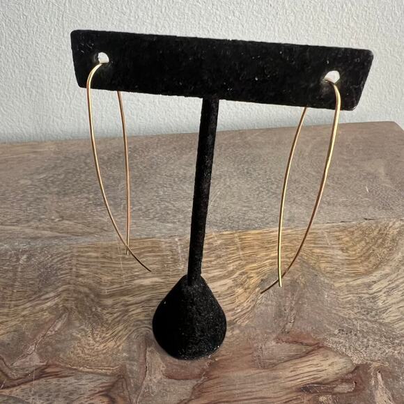 Gold tone minimalist simple fish hoop threader earrings - Picture 4 of 5